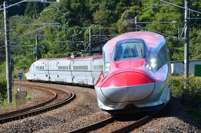 JR East E6 series shinkansen set Z12 on the Akita Shinkansen Komachi No. 16 service from Akita to Tokyo, on the Ou Main Line between Ugo-Sakai and Obarino stations. Photo by Cheng-en Cheng, CC BY-SA 2.0 , via Wikimedia Commons